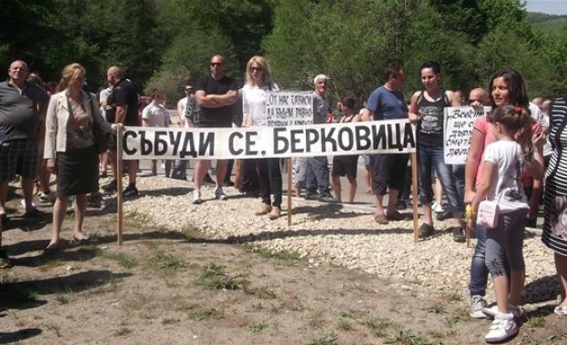 Протест блокира прохода Петрохан