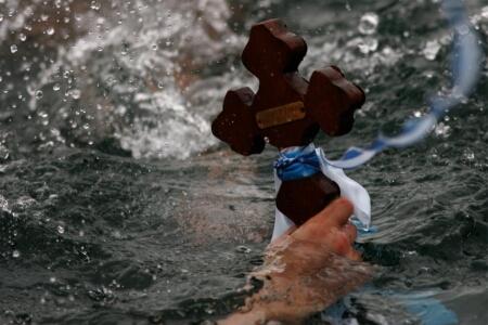 Йордановден - спасяване на кръста от водата Йордановден - спасяване на кръста от водата