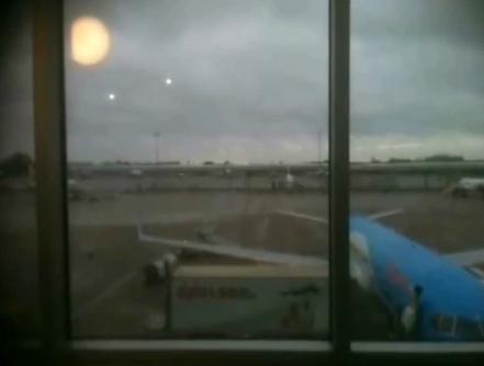 Шокиращо! НЛО кръжат над летищата в Европа!