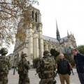 Войски пред френската катедрала Нотр дам в Париж